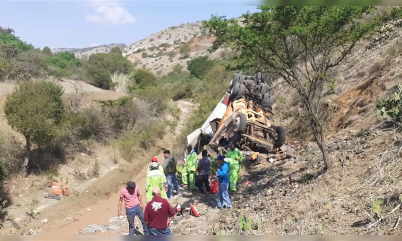  “Nadie lo ayudó”: conductor de Sabritas queda atrapado en barranca mientras saquean el camión en Oaxaca 