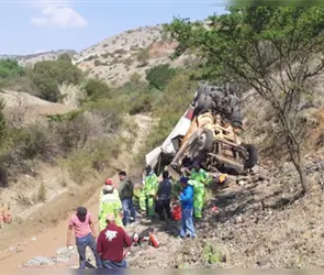 "Nadie lo ayud&oacute;": conductor de Sabritas queda atrapado en barranca mientras saquean el cami&oacute;n en Oaxaca