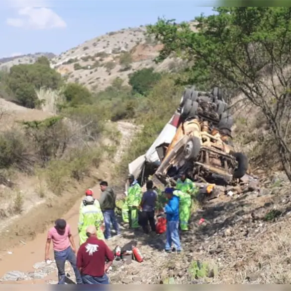 "Nadie lo ayud&oacute;": conductor de Sabritas queda atrapado en barranca mientras saquean el cami&oacute;n en Oaxaca