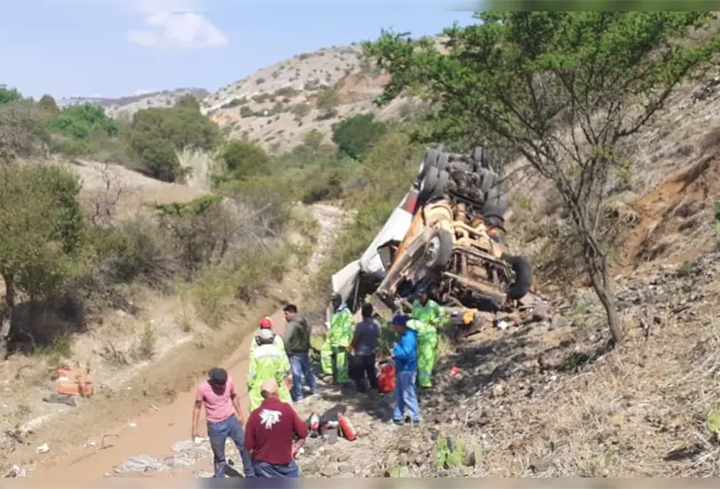 "Nadie lo ayud&oacute;": conductor de Sabritas queda atrapado en barranca mientras saquean el cami&oacute;n en Oaxaca