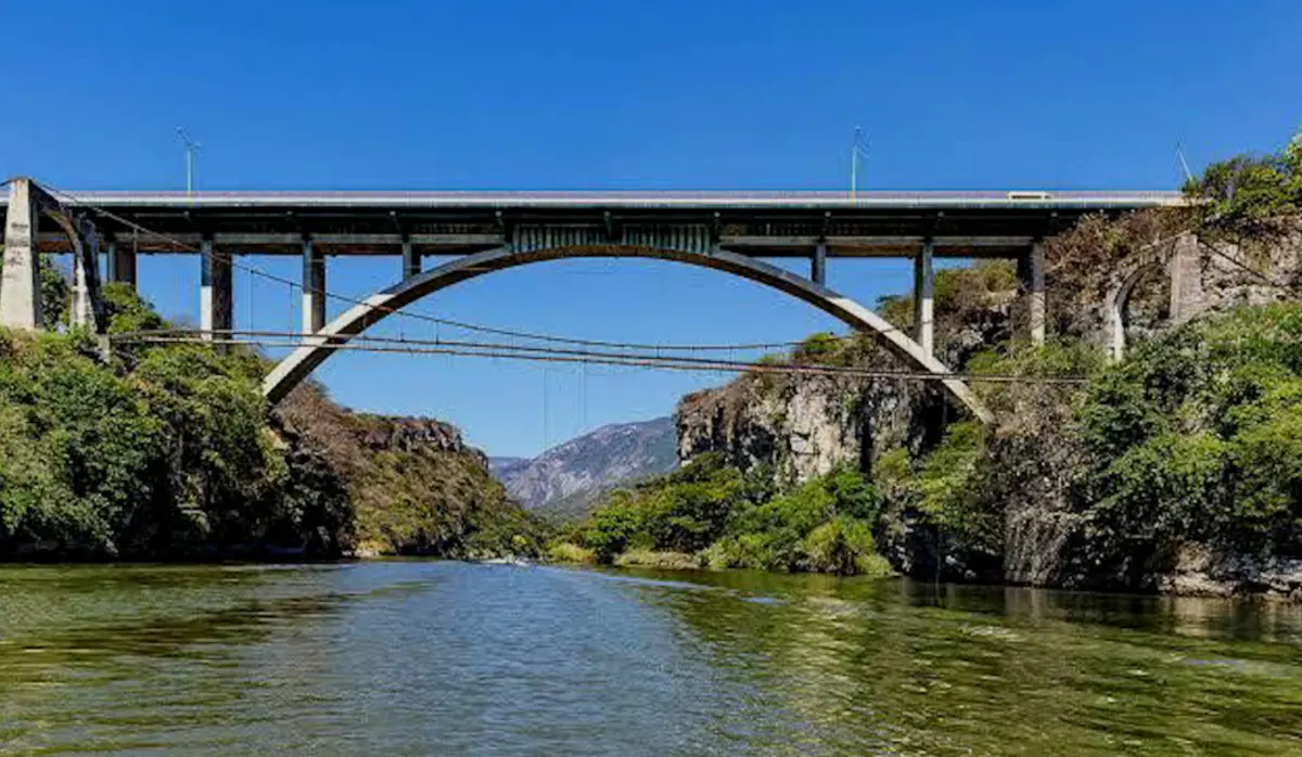  La limpieza del río Grijalva busca mejorar la operación de presas, recuperar ecosistemas y fortalecer el turismo en el sureste. 