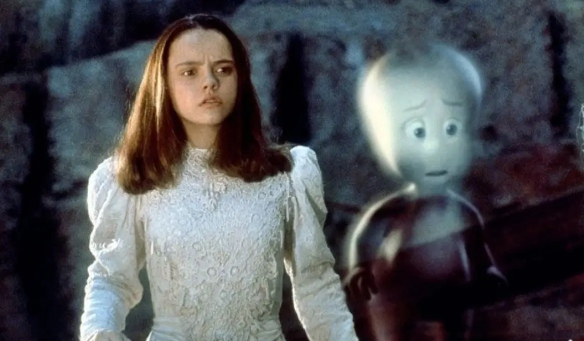 El personaje de Kat fue interpretado por Christina Ricci. En la historia, es una joven valiente y compasiva que no le tiene miedo a los fantasmas. El personaje de Kat fue interpretado por Christina Ricci. En la historia, es una joven valiente y compasiva que no le tiene miedo a los fantasmas.