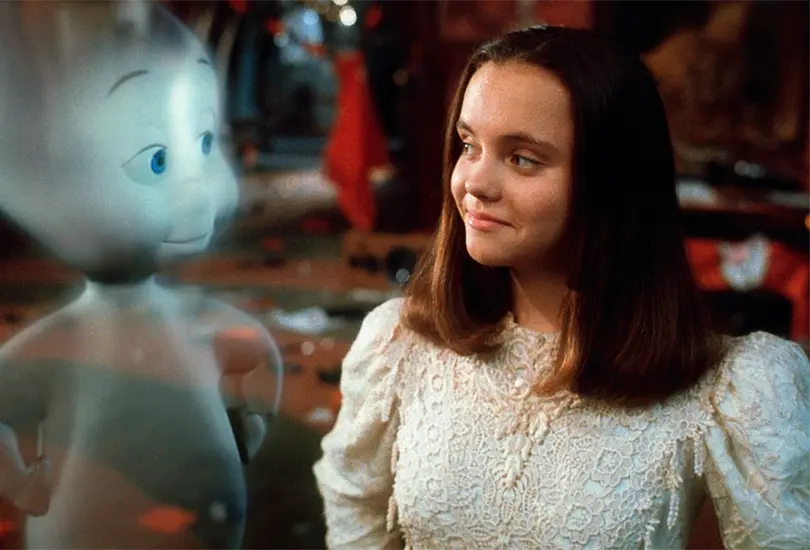 Casper fue una popular película de 1995 sobre un fantasma amigable que vive en una mansión y entabla una amistad con Kathleen Kat Harvey, la hija de un parapsicólogo que es contratado para expulsarlo de la casa. Casper fue una popular película de 1995 sobre un fantasma amigable que vive en una mansión y entabla una amistad con Kathleen Kat Harvey, la hija de un parapsicólogo que es contratado para expulsarlo de la casa.