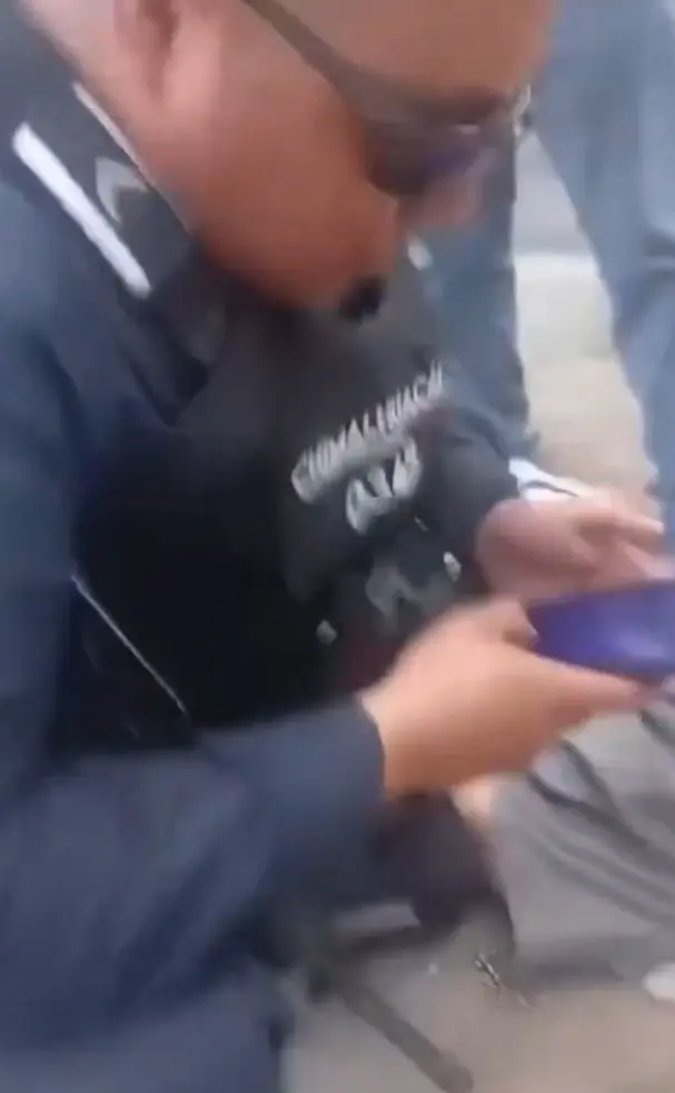 Testigos señalan indiferencia de otra oficial durante los reclamos Especial