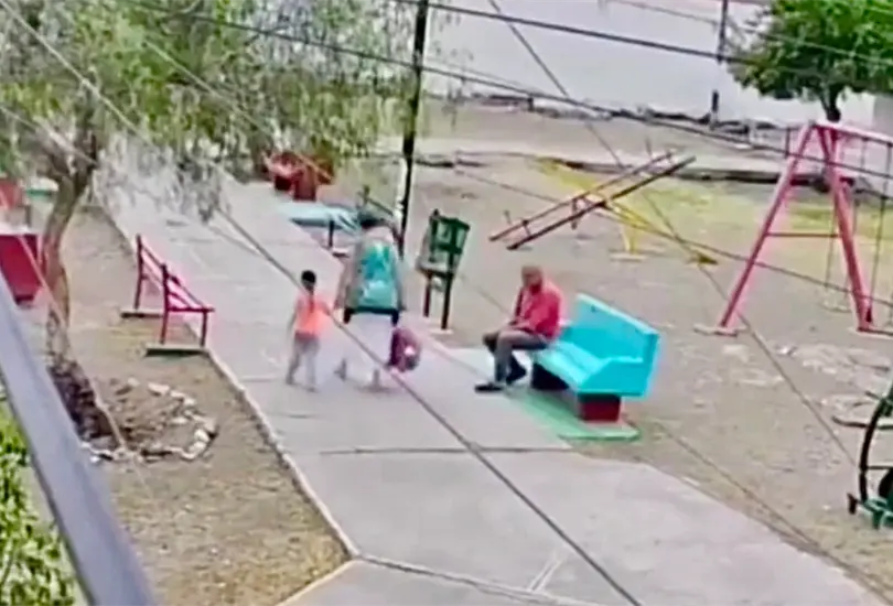 Adulta mayor es atacada con una piedra en plaza de Saltillo; detienen a hombre señalado como agresor Adulta mayor es atacada con una piedra en plaza de Saltillo; detienen a hombre señalado como agresor
