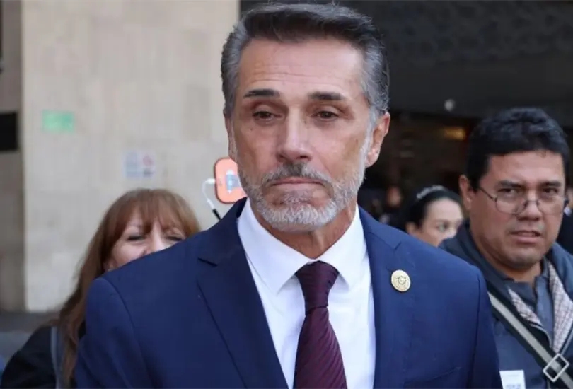 Sergio Mayer presentó su renuncia irrevocable a Morena tras meses de tensiones internas. Sergio Mayer presentó su renuncia irrevocable a Morena tras meses de tensiones internas.