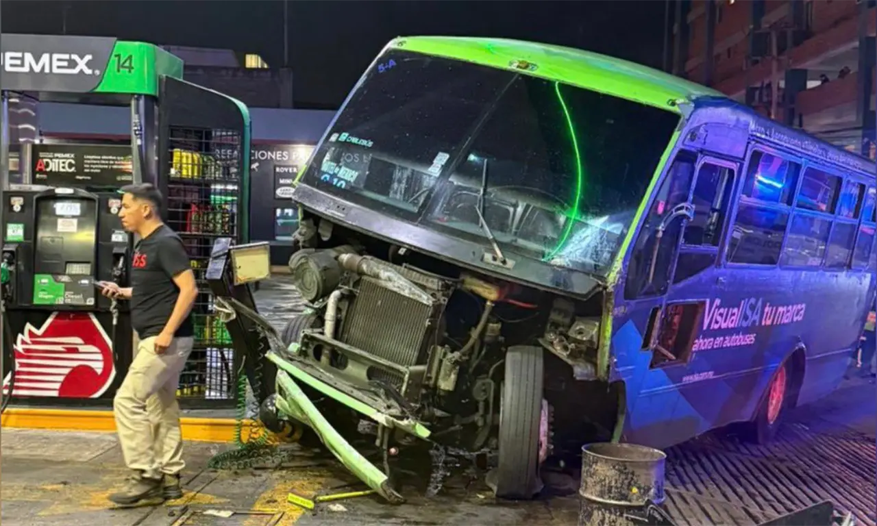  Camión sin frenos provoca fuerte choque en gasolinera de Álvaro Obregón; hay al menos 14 lesionados 