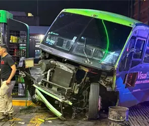 Camión sin frenos provoca fuerte choque en gasolinera de Álvaro Obregón; hay al menos 14 lesionados Camión sin frenos provoca fuerte choque en gasolinera de Álvaro Obregón; hay al menos 14 lesionados