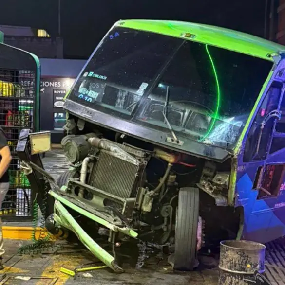 Cami&oacute;n sin frenos provoca fuerte choque en gasolinera de &Aacute;lvaro Obreg&oacute;n; hay al menos 14 lesionados