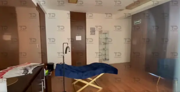 En el video se observa una habitación reducida con una camilla color azul marino y un pequeño módulo que funcionaba como recepción. Captura de pantalla/Telediario.