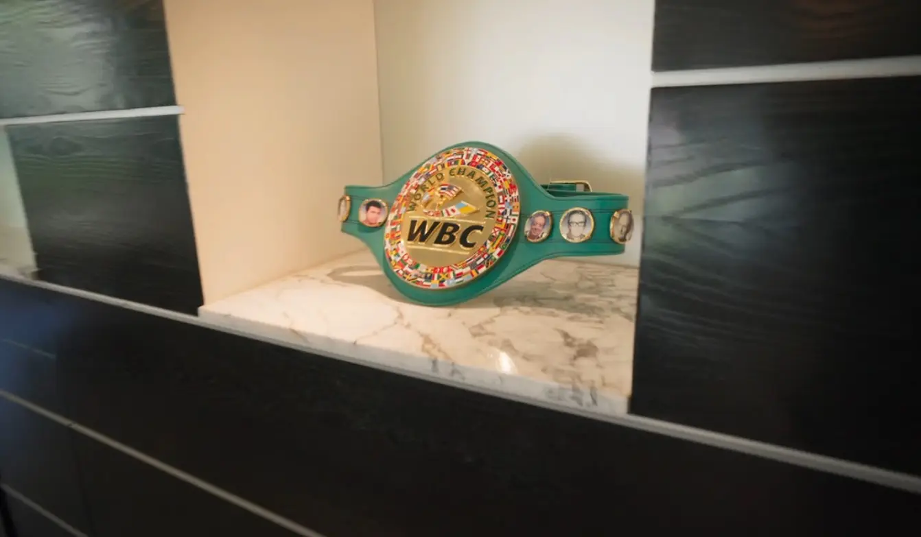 Cerca del comedor, Julio C&eacute;sar Ch&aacute;vez presume uno de los cinturones de campe&oacute;n del mundo que consigui&oacute; durante su hist&oacute;rica carrera.