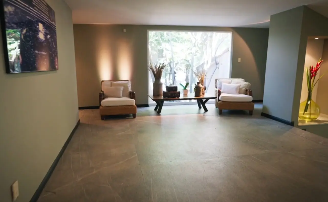 La decoraci&oacute;n de la mansi&oacute;n destaca por el uso de colores neutros como blanco, negro y gris, que le dan un estilo elegante y moderno.