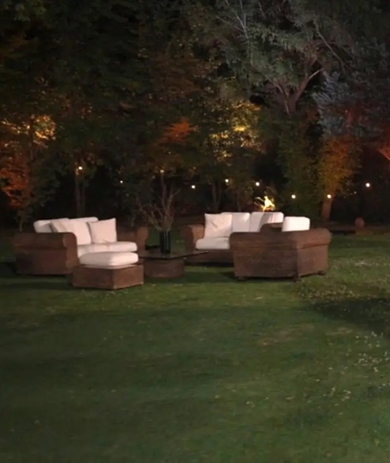 Uno de los espacios m&aacute;s llamativos de la mansi&oacute;n es el jard&iacute;n, donde predominan las &aacute;reas verdes y los muebles para exteriores.