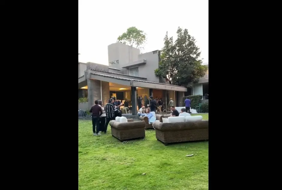 La propiedad tambi&eacute;n cuenta con enormes ventanales que permiten la entrada de luz natural y ofrecen vistas al jard&iacute;n.