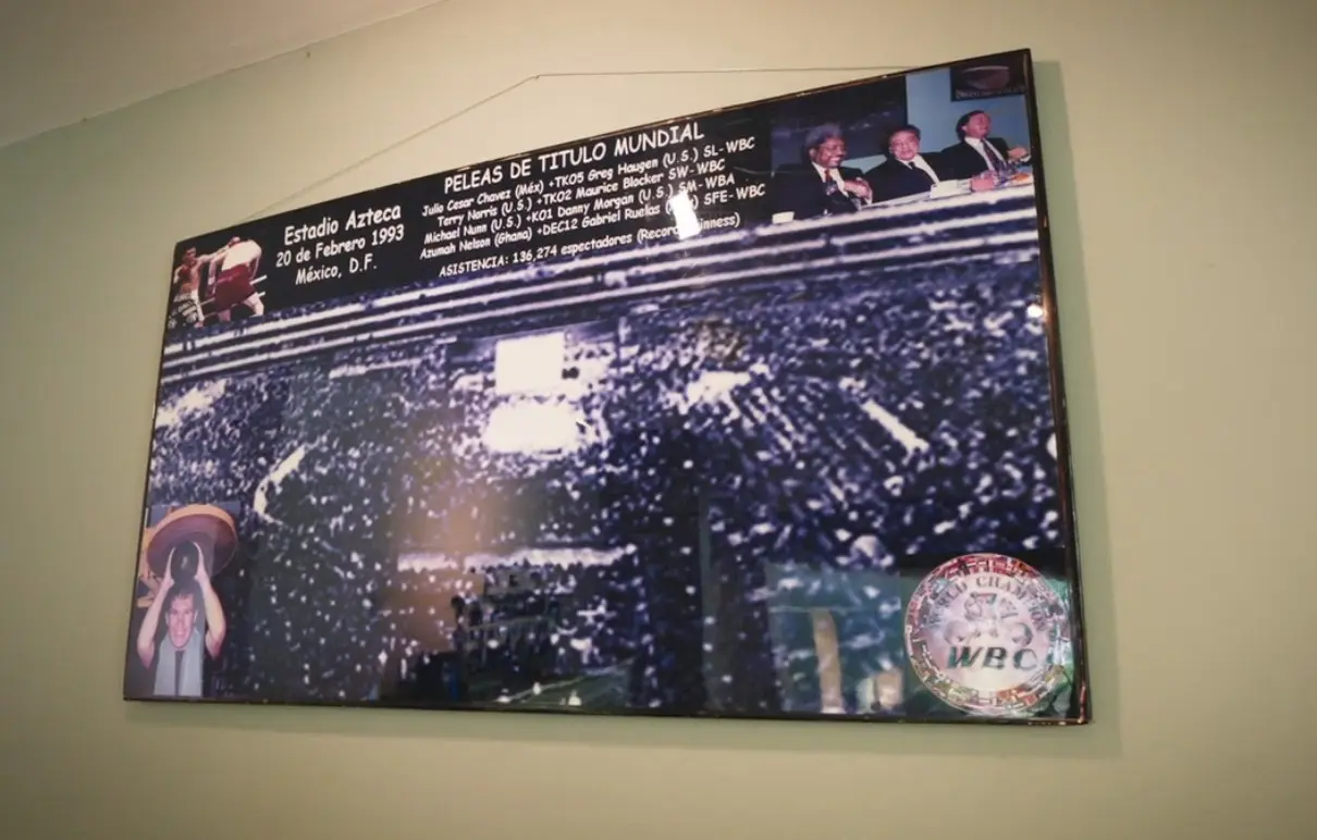 En el vest&iacute;bulo de la casa tiene un cuadro de su pelea de 1993 en el Estadio Azteca, donde rompi&oacute; r&eacute;cord de asistencia con 137 mil 274 personas.