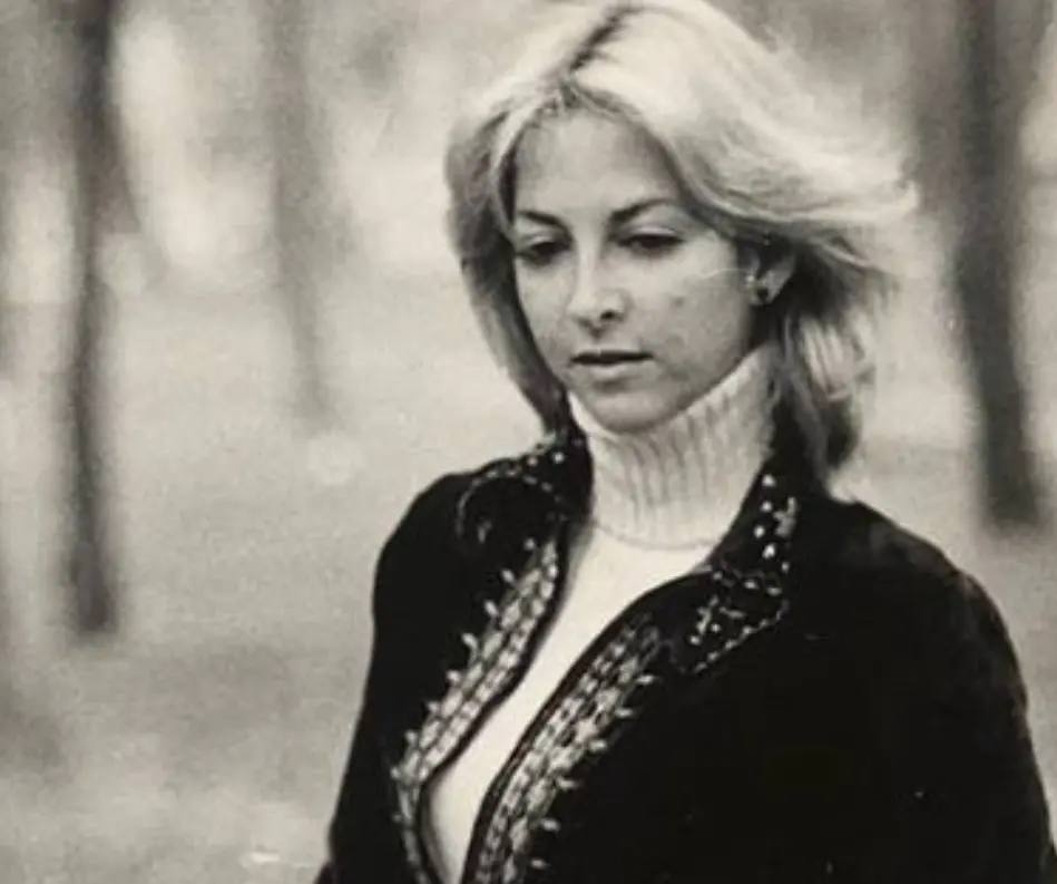 Shanik Berman nació el 11 de abril de 1959 en la Ciudad de México y proviene de una familia de inmigrantes judíos checoslovacos que sobrevivieron a la Segunda Guerra Mundial antes de establecerse en México.<br> Shanik Berman nació el 11 de abril de 1959 en la Ciudad de México y proviene de una familia de inmigrantes judíos checoslovacos que sobrevivieron a la Segunda Guerra Mundial antes de establecerse en México.<br>