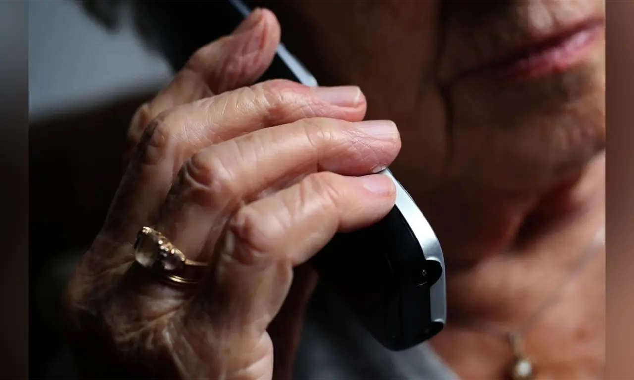  “Le robaron más de un millón con una llamada”: así cayó una abuelita en fraude telefónico 
