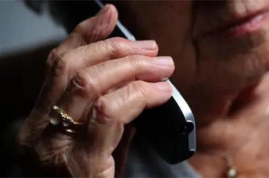 "Le robaron más de un millón con una llamada": así cayó una abuelita en fraude telefónico "Le robaron más de un millón con una llamada": así cayó una abuelita en fraude telefónico