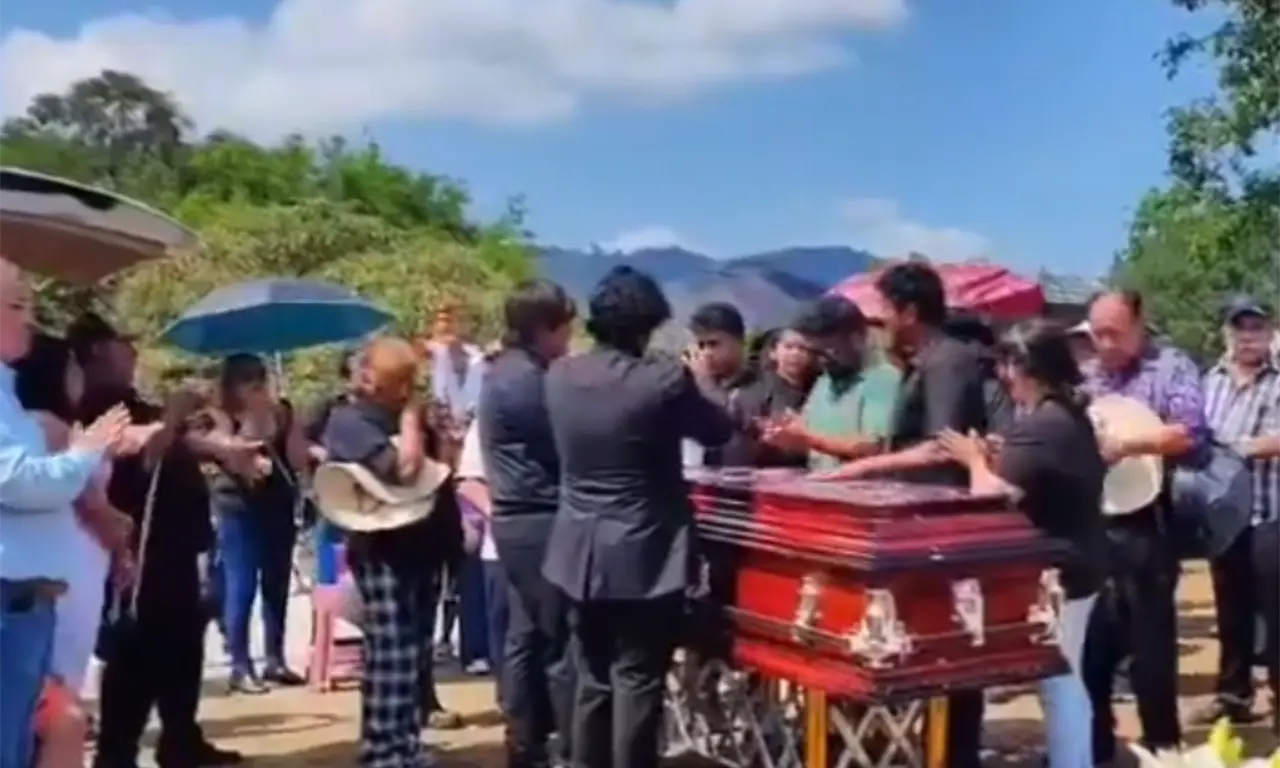  Su cuerpo llegó en una carroza fúnebre procedente de Puebla, donde previamente fue velada por familiares y amistades cercanas. 