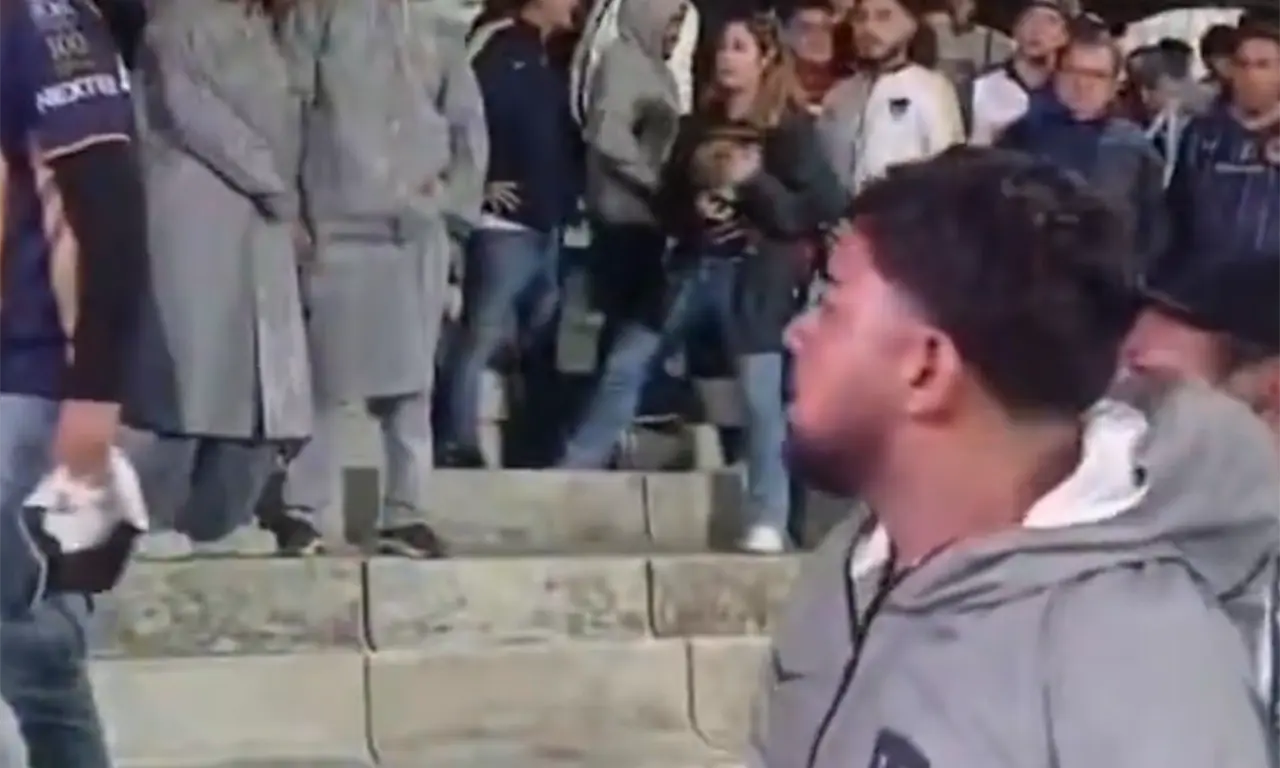 Uno los aficionados que causaron desastres en el estadio. 