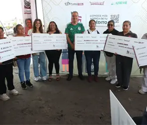 Beneficiarios reciben cheques del programa Tu Cr&eacute;dito Imparable para fortalecer negocios en Puebla