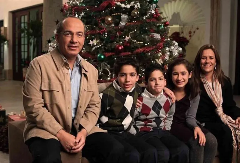 Felipe Calderón y Margarita Zavala conformaron una de las familias presidenciales más recordadas de la historia reciente de México. Fue en 2006 cuando el panista asumió la presidencia del país y, en ese entonces, sus hijos María, Luis Felipe y Juan Pablo Calderón Zavala tenían apenas 9, 7 y 3 años, respectivamente. Felipe Calderón y Margarita Zavala conformaron una de las familias presidenciales más recordadas de la historia reciente de México. Fue en 2006 cuando el panista asumió la presidencia del país y, en ese entonces, sus hijos María, Luis Felipe y Juan Pablo Calderón Zavala tenían apenas 9, 7 y 3 años, respectivamente.