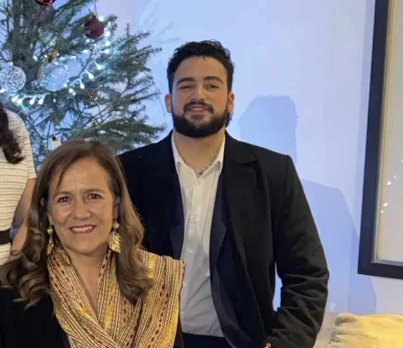 Juan Pablo Calderón Zavala es el menor de los tres hijos del matrimonio presidencial y también el más reservado de la familia. Durante el sexenio de Felipe Calderón apareció únicamente en algunos eventos públicos y fotografías familiares. Juan Pablo Calderón Zavala es el menor de los tres hijos del matrimonio presidencial y también el más reservado de la familia. Durante el sexenio de Felipe Calderón apareció únicamente en algunos eventos públicos y fotografías familiares.