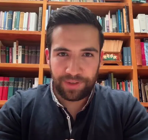 Hace unos meses protagonizó una discusión pública en X con José Ramón López Beltrán, hijo de López Obrador, donde explicaba por qué se subió a un helicóptero de la Fuerza Aérea Mexicana cuando era niño y le cuestionaba su enriquecimiento. Hace unos meses protagonizó una discusión pública en X con José Ramón López Beltrán, hijo de López Obrador, donde explicaba por qué se subió a un helicóptero de la Fuerza Aérea Mexicana cuando era niño y le cuestionaba su enriquecimiento.