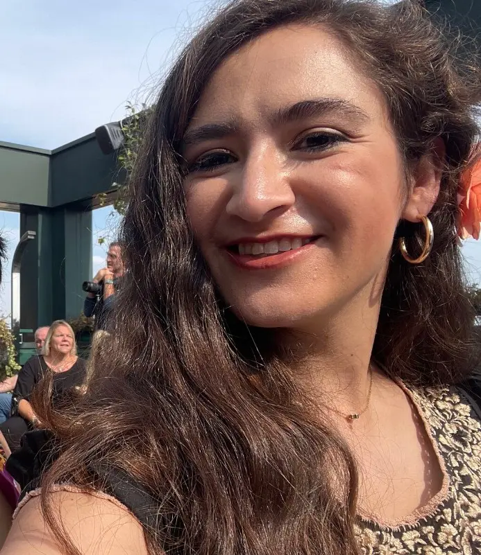 María Calderón Zavala es la hija mayor del matrimonio de Felipe Calderón y Margarita Zavala. Durante la presidencia de su padre apareció ocasionalmente en eventos oficiales y fotografías familiares, aunque siempre mantuvo un perfil discreto. María Calderón Zavala es la hija mayor del matrimonio de Felipe Calderón y Margarita Zavala. Durante la presidencia de su padre apareció ocasionalmente en eventos oficiales y fotografías familiares, aunque siempre mantuvo un perfil discreto.