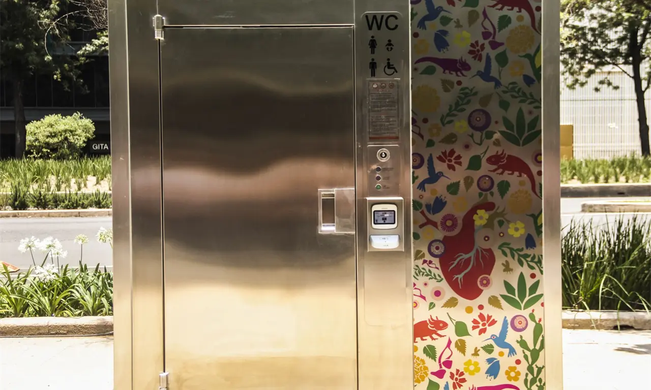  Además de su diseño moderno, estos sanitarios destacan por incorporar tecnología de limpieza automática, métodos de pago digitales y sistemas de sanitización constante para mejorar la experiencia de los usuarios. 