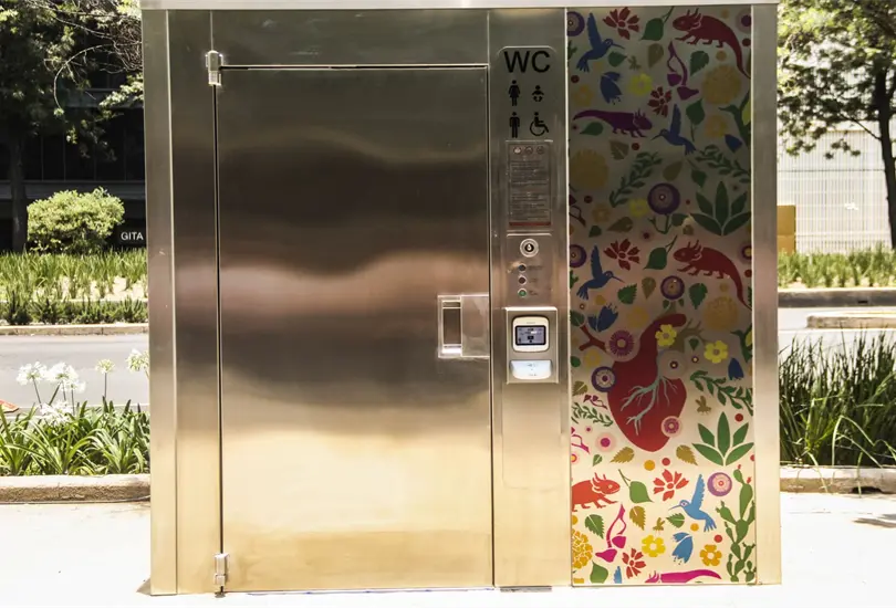 Además de su diseño moderno, estos sanitarios destacan por incorporar tecnología de limpieza automática, métodos de pago digitales y sistemas de sanitización constante para mejorar la experiencia de los usuarios. Además de su diseño moderno, estos sanitarios destacan por incorporar tecnología de limpieza automática, métodos de pago digitales y sistemas de sanitización constante para mejorar la experiencia de los usuarios.