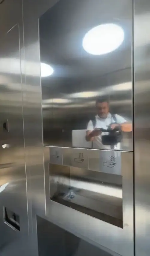 También habrá personal encargado de reabastecer papel, jabón y supervisar constantemente las condiciones del lugar. X: Captura de pantalla.