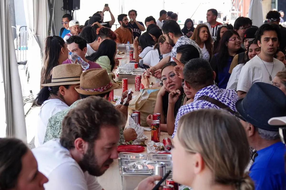 La gigantesca estructura ya comenzó a instalarse en la Plaza de la Constitución y forma parte de un complejo que incluirá escenarios musicales y áreas para convivencia. Cuartoscuro.