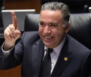 Izunza comparece ante la FGR como su propio abogado por presuntos nexos con el narco