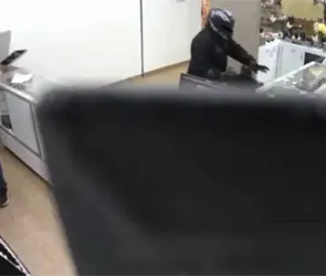 Roban joyer&iacute;a en menos de un minuto y huyen con millonario bot&iacute;n