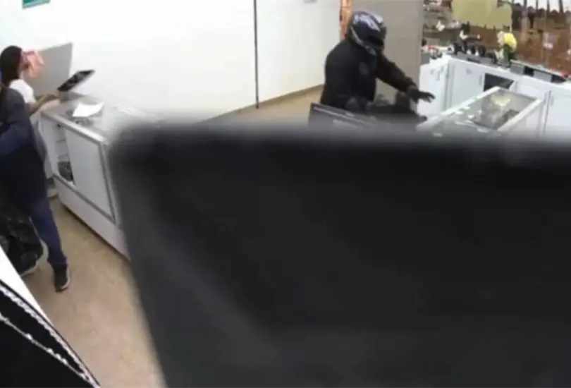 Autoridades investigan el millonario golpe ocurrido en una plaza comercial de Guadalupe; hasta el momento no hay personas detenidas. Autoridades investigan el millonario golpe ocurrido en una plaza comercial de Guadalupe; hasta el momento no hay personas detenidas.