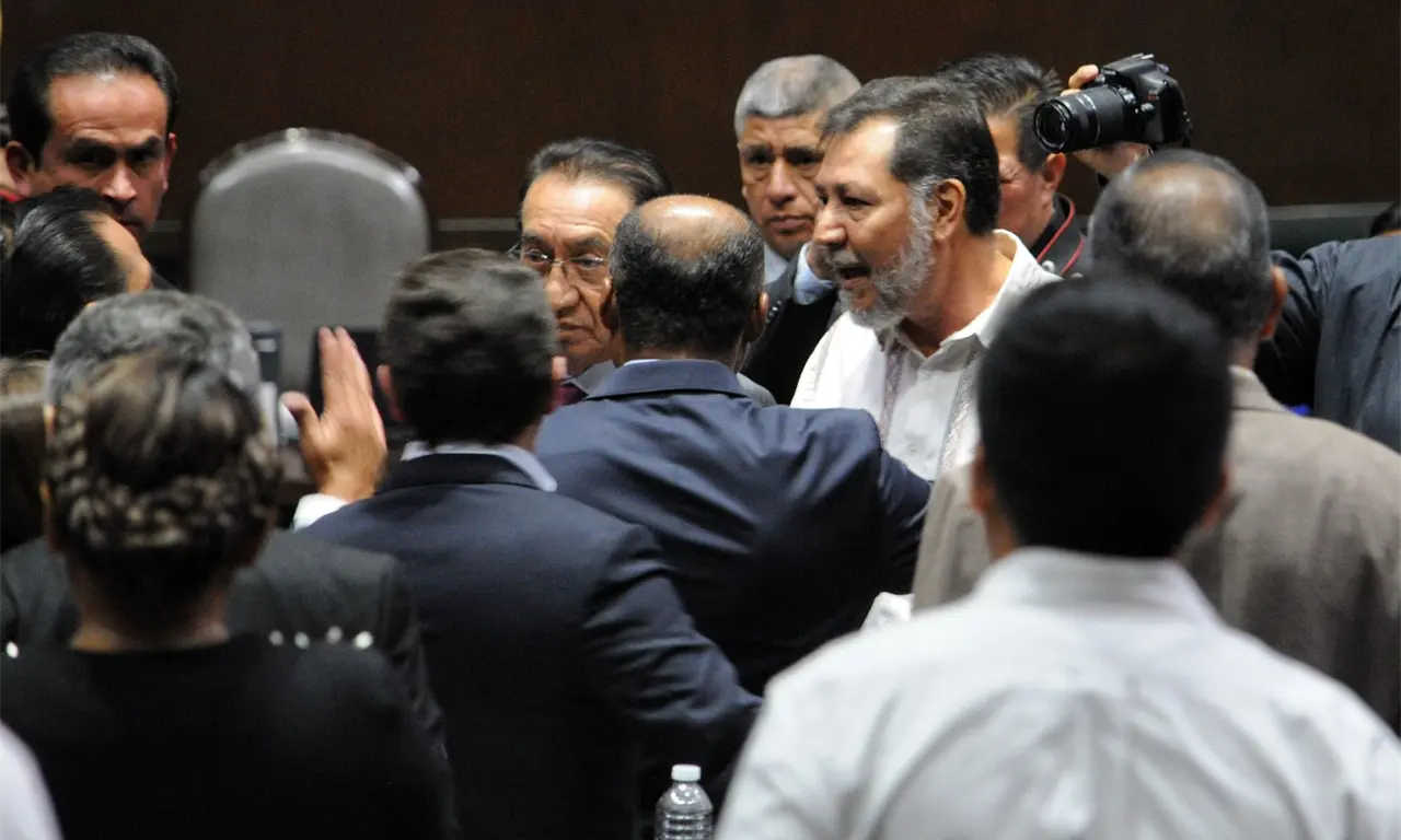  Gritos, empujones y retos a golpes: las peleas que marcaron al Congreso mexicano. 
