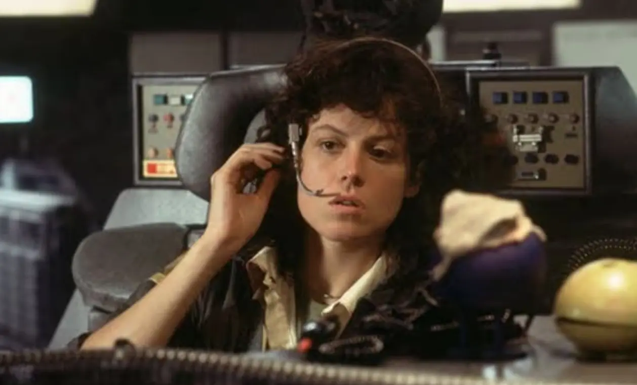 Dirigida por Ridley Scott, esta película revolucionó el cine de ciencia ficción y terror con la historia de la tripulación de la nave Nostromo, que recibe una señal de auxilio desde un planeta desconocido. Lo que parecía una misión rutinaria termina convirtiéndose en una pesadilla cuando una criatura extraterrestre comienza a cazar a los tripulantes uno por uno. Dirigida por Ridley Scott, esta película revolucionó el cine de ciencia ficción y terror con la historia de la tripulación de la nave Nostromo, que recibe una señal de auxilio desde un planeta desconocido. Lo que parecía una misión rutinaria termina convirtiéndose en una pesadilla cuando una criatura extraterrestre comienza a cazar a los tripulantes uno por uno.