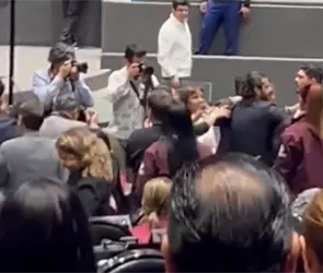 Difunden nuevo video de la pelea entre los diputados Zenyazen Escobar y Carlos Guti&eacute;rrez
