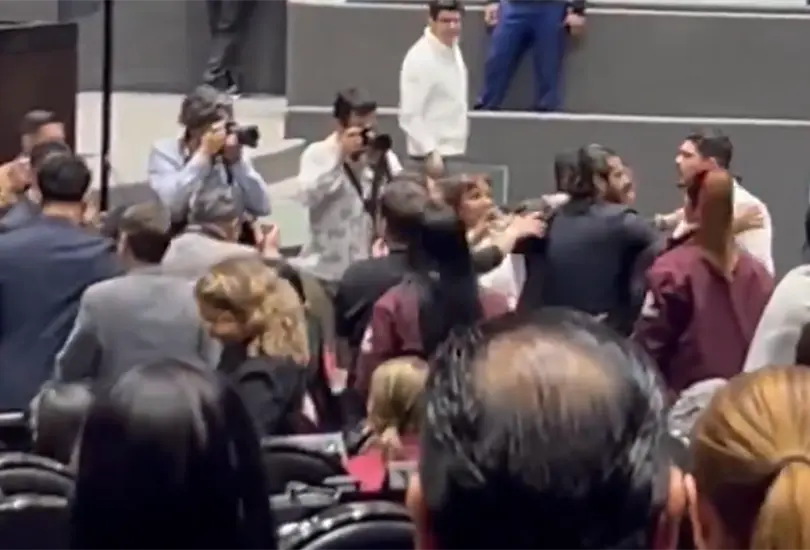 Videos muestran el momento en que Zenyazen Escobar se pone en guardia en Diputados. Videos muestran el momento en que Zenyazen Escobar se pone en guardia en Diputados.