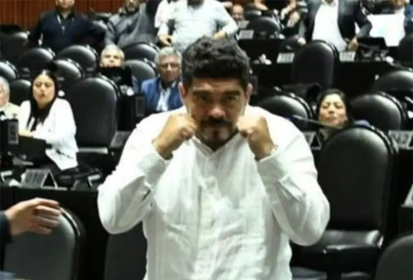 El momento r&aacute;pidamente se volvi&oacute; viral en redes sociales debido a los videos donde se observa al diputado de Veracruz quitarse el sombrero y colocarse en posici&oacute;n de pelea.