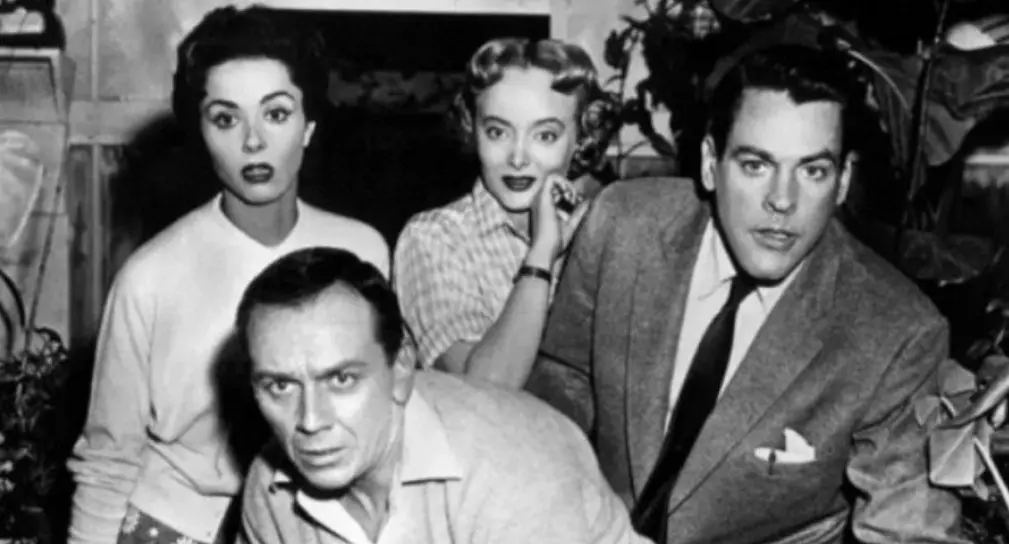 Considerada uno de los grandes clásicos de la ciencia ficción, esta película presenta una invasión silenciosa donde extraterrestres reemplazan a las personas por copias idénticas sin emociones. Más allá del terror, la historia funcionó como una metáfora sobre el miedo al comunismo y la pérdida de identidad durante la Guerra Fría. Su concepto ha influido en decenas de películas posteriores. Considerada uno de los grandes clásicos de la ciencia ficción, esta película presenta una invasión silenciosa donde extraterrestres reemplazan a las personas por copias idénticas sin emociones. Más allá del terror, la historia funcionó como una metáfora sobre el miedo al comunismo y la pérdida de identidad durante la Guerra Fría. Su concepto ha influido en decenas de películas posteriores.