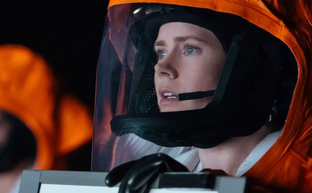Dirigida por Denis Villeneuve, esta película le dio un enfoque mucho más filosófico e inteligente al tema de las invasiones alienígenas. Amy Adams interpreta a una lingüista encargada de comunicarse con misteriosas criaturas que llegan a la Tierra dentro de enormes naves. La película fue elogiada por explorar el lenguaje, el tiempo y la comunicación humana de una manera profunda. Dirigida por Denis Villeneuve, esta película le dio un enfoque mucho más filosófico e inteligente al tema de las invasiones alienígenas. Amy Adams interpreta a una lingüista encargada de comunicarse con misteriosas criaturas que llegan a la Tierra dentro de enormes naves. La película fue elogiada por explorar el lenguaje, el tiempo y la comunicación humana de una manera profunda.