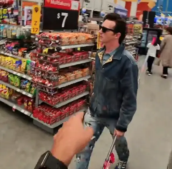 Drake Bell en un Walmart Redes sociales
