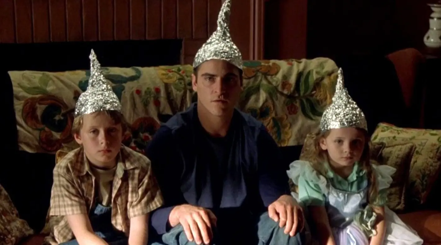 Dirigida por M. Night Shyamalan y protagonizada por Mel Gibson y Joaquin Phoenix, esta película muestra una invasión extraterrestre desde la perspectiva de una familia aislada en una granja. A diferencia de otras cintas del género, apuesta más por el suspenso y el misterio que por la acción. Los círculos en los cultivos y las escenas donde se ven los alienígenas ayudaron a convertirla en una de las películas más exitosas de los 2000. Dirigida por M. Night Shyamalan y protagonizada por Mel Gibson y Joaquin Phoenix, esta película muestra una invasión extraterrestre desde la perspectiva de una familia aislada en una granja. A diferencia de otras cintas del género, apuesta más por el suspenso y el misterio que por la acción. Los círculos en los cultivos y las escenas donde se ven los alienígenas ayudaron a convertirla en una de las películas más exitosas de los 2000.