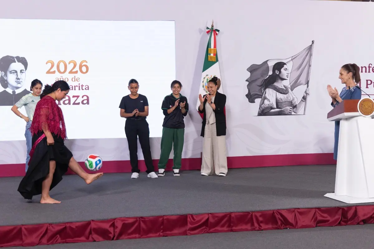Yolett Cervantes, la ganadora del boleto de la inauguración. Presidencia.
