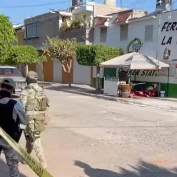 Comando armado acribilla a padre e hijo mientras pon&iacute;an su puesto de carnitas