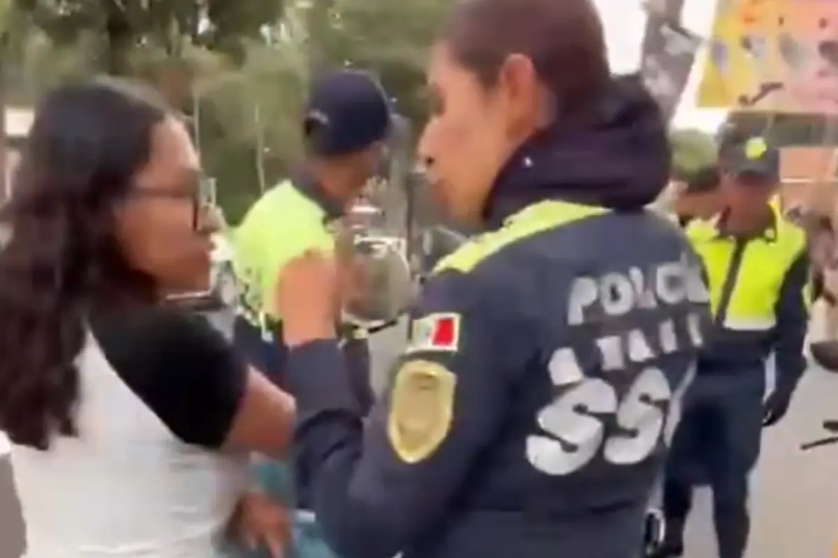  Agente de tránsito golpea y jala del cabello a joven por no bajarse de su motocicleta; SSC la investiga 