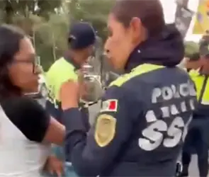 Agente de tr&aacute;nsito golpea y jala del cabello a joven por no bajarse de su motocicleta; SSC la investiga