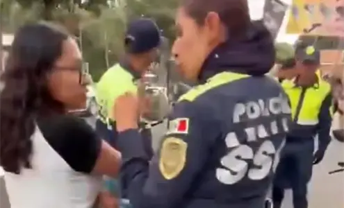 Agente de tr&aacute;nsito golpea y jala del cabello a joven por no bajarse de su motocicleta; SSC la investiga